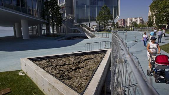 Los pozos de la artista Cristina Iglesias asoman alrededor del Centro Botín