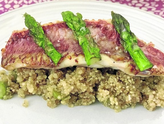 Lomos de salmonete con quinoa y esparragos