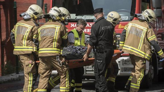 "Los dos niños estaban abrazados y su madre les tendía la mano"