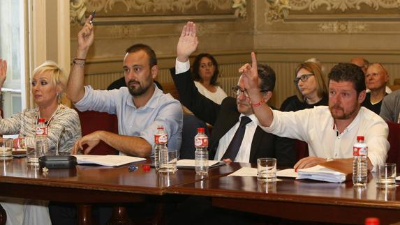 PSOE y PRC suben el sueldo del edil de Deportes y de la jefa de Prensa gracias a la abstención del PP