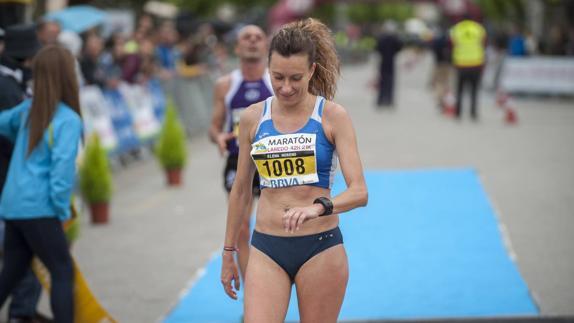Óscar Cavia y Rebeca Ruiz-Díez triunfan en la Maratón de Laredo