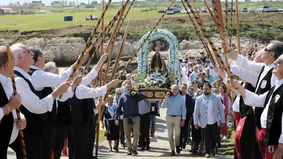 La alcaldesa dice que los santanderinos merecen "que la Virgen del Mar sea festivo"