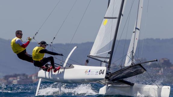 El cántabro Fernando Echávarri y Tara Pacheco siguen líderes en Nacra 17