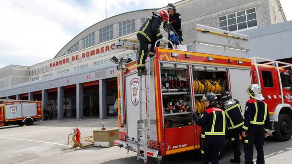 El alcalde retira la orden de la jefa que "discrimina" a los bomberos interinos