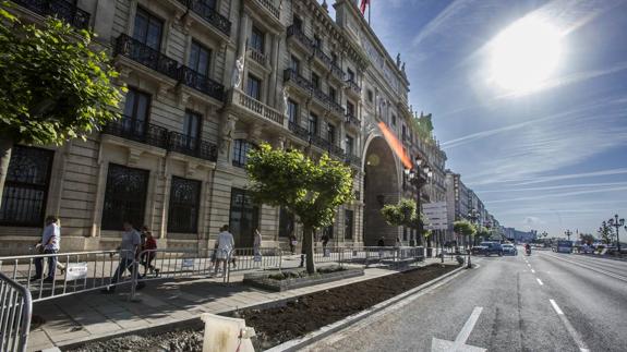 La acera del Paseo de Pereda y las de Calvo Sotelo perderán todos los aparcamientos