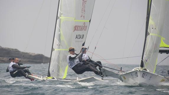 Un centenar de voluntarios impulsan la 'maquinaria' del Mundial de Vela