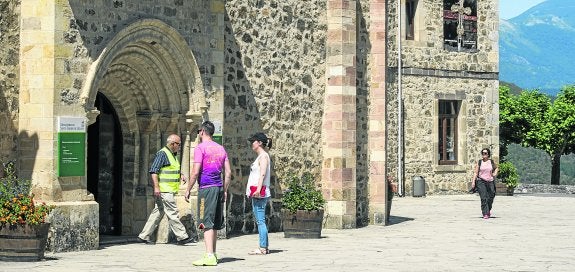 Quejas de los peregrinos por el cierre de la Puerta del Perdón al mediodía