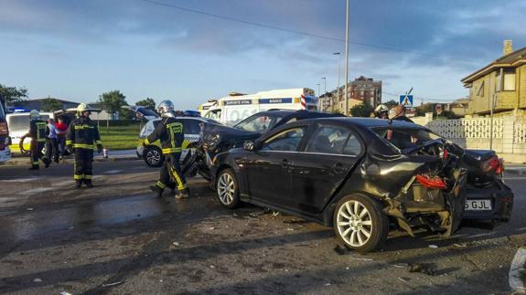 Tres heridos en un aparatoso choque en Valdenoja