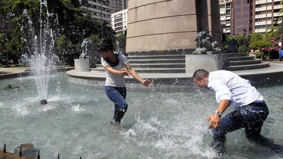 Tomar el fresco en la calle, bañarse o regar puede ser motivo de sanción según el municipio