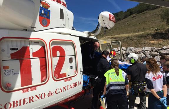 Evacúan en helicóptero a un motorista herido en Camaleño