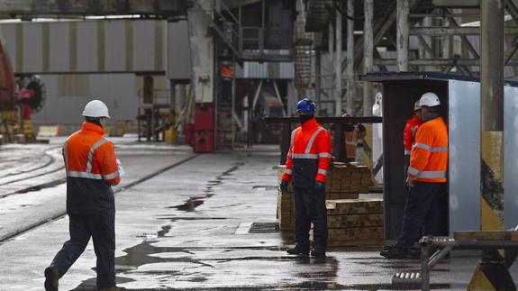 Los estibadores del Puerto de Santander desconvocan la huelga para los días 23, 26 y 27