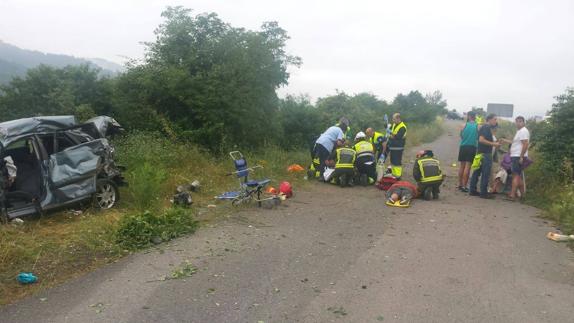 Cuatro heridos, dos de ellos graves, al salirse su coche de la carretera en la A-67 en Arenas de Iguña