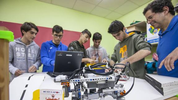 La asistencia de los institutos al concurso de robótica de Japón está en el aire