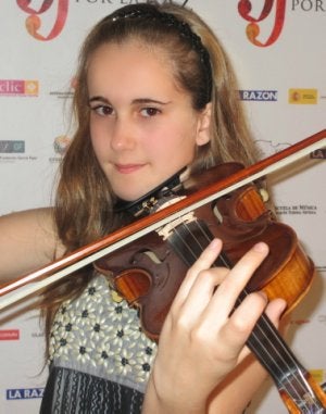 La joven cántabra Cristina Cubas, finalista en el concurso 'Violines por la paz'