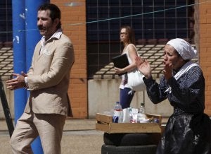 El teatro invade la calle y sorprende a los universitarios